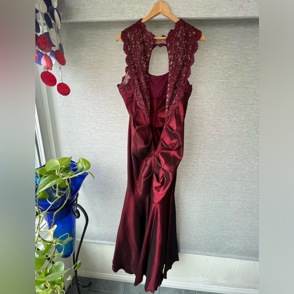 Xscape  Sleeveless Stretch Taffeta Dress with Sparkly Lace - Picture 6 of 12